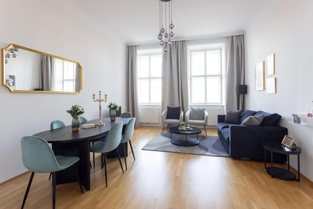 Franz 24 - Typical Viennese Apartment In The Heart Of Vienna Exterior photo